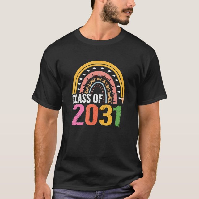 Camiseta Class Of 2031 Rainbow First Last Day Graduation Gr (Frente)