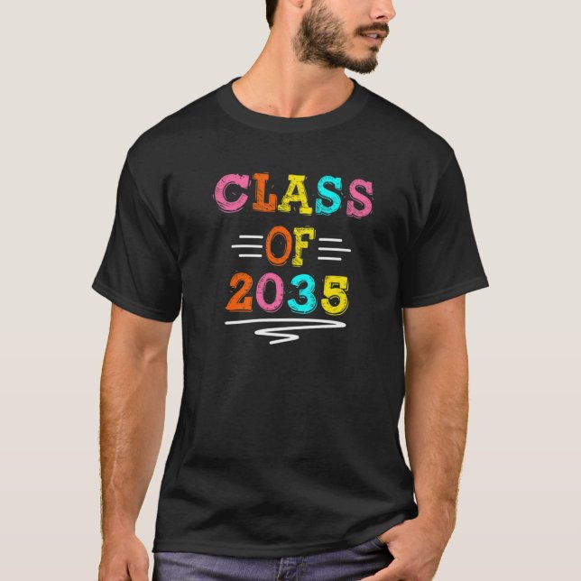 Camiseta Class Of 2035 Grow With Me First Day Of School Gra (Frente)