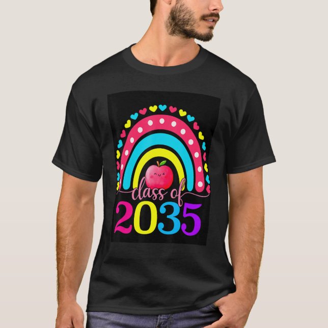 Camiseta Class Of 2035 Grow With Me Graduation First Day Ra (Frente)