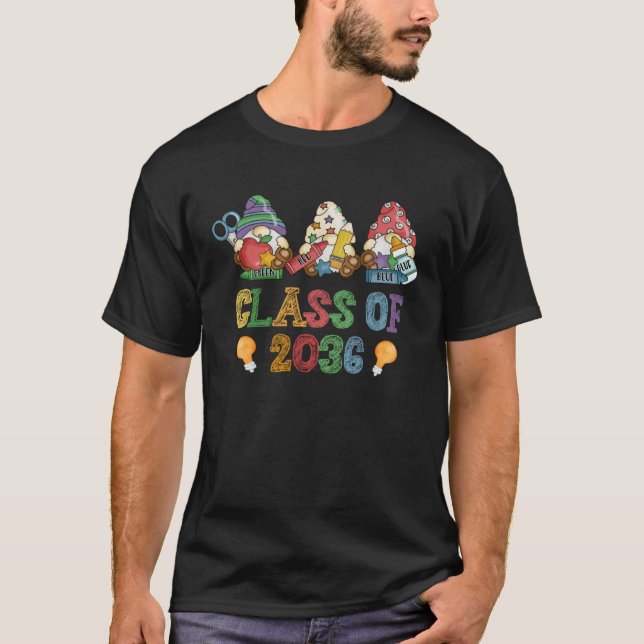 Camiseta Class Of 2036 Gnome Graduation Kindergarten First  (Frente)