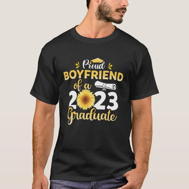 Camiseta Class Of 23 Graduate Sunflower Proud Boyfriend Of  (Frente)