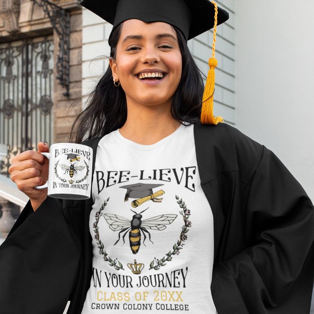 Camiseta Classe de 2024 Bee-lieve na sua graduação em viage (Matching Women's T-shirt and Classic Coffee mug. 
T-shirt: Class of 20XX & Highschool/College Name)