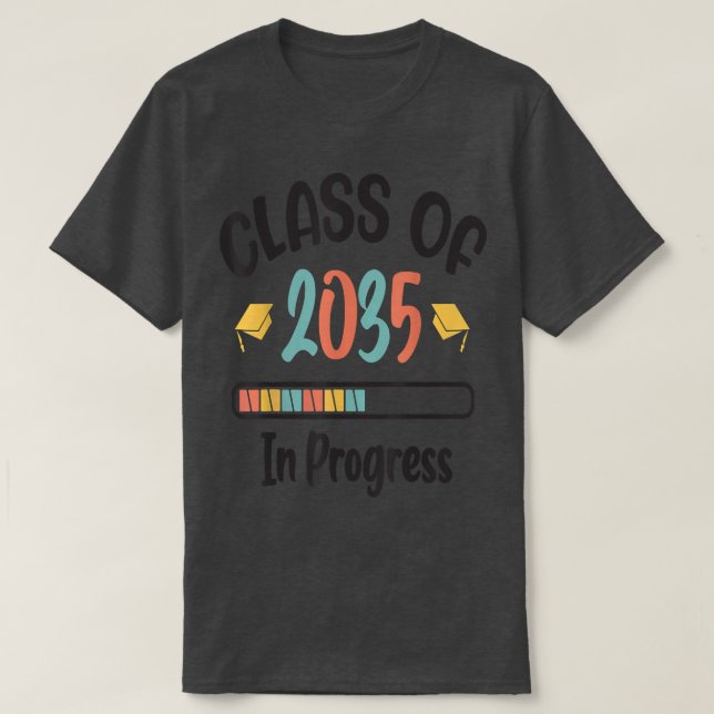 Camiseta Classe de 2035 Cresce Comigo Primeiro Dia de Arma  (Frente do Design)