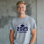 Camiseta Classe de Formando do Estilo de Variedade do Nome<br><div class="desc">Camiseta de formando divertida do estilo varsity apresentando o ano de graduação em grande número com a "classe de" exibida em um design de arco acima. Um boné e uma fita-formando são colocados no centro e personalizados com o nome do formando. Faz um excelente de presente personalizado de manutenção para...</div>