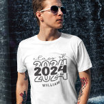 Camiseta Classe de mais velho 2024 com nome<br><div class="desc">Prepare-se para fazer uma declaração na moda com esta camiseta Zazzle "Classe 2024"! Projetado para comemorar sua jornada acadêmica,  esta árvore é imperativa para todos os formandos de tendências e é perfeita para mostrar seu orgulho de classe para todas as suas aventuras de segundo grau ou faculdade</div>