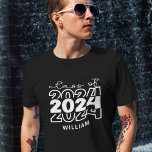 Camiseta Classe de mais velho 2024 com nome<br><div class="desc">Prepare-se para fazer uma declaração na moda com esta camiseta Zazzle "Classe 2024"! Projetado para comemorar sua jornada acadêmica,  esta árvore é imperativa para todos os formandos de tendências e é perfeita para mostrar seu orgulho de classe para todas as suas aventuras de segundo grau ou faculdade</div>