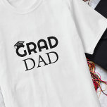 Camiseta Classe de Pai de Formando<br><div class="desc">A camiseta perfeita para todos os formandos orgulhosos lá fora! Nossa camiseta do "Pai de Formando" é uma maneira na moda e moderna de mostrar seu suporte para a sua classe de formando 2025. A camisa apresenta as palavras "Formando Pai" em texto ousado e atraente, fazer fácil para todos verem...</div>