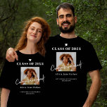 Camiseta Classe de partido de formando do formando de fotos<br><div class="desc">Classe de 2023,  foto de graduação,  o simples roteiro moderno "felicita o formando",  camiseta personalizada de formando preto e branco.        Personalize-o com sua foto,  nome,  nome da escola e ano de graduação!</div>