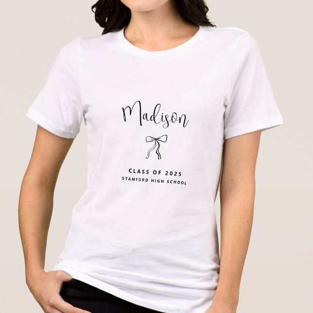 Camiseta Classe Personalizada Simples de Graduação 2025 (Class of 2025 Graduation TShirt with Name, Personalized, Coquette Bow, Simple Modern, High School)