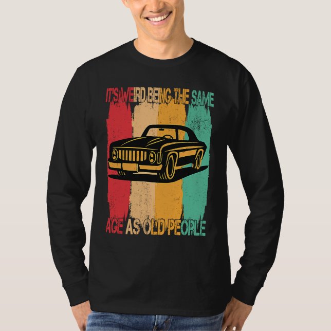 Camiseta Classic  Car Its Weird Being The Same Age As Old P (Frente)