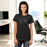 Camiseta Clássico Elegante Moderno Monograma<br><div class="desc">Elevem seu estilo com nossa camiseta Mínima Elegante Miniromista Mínima Branca Monograma. Este armário é essencial para combinar perfeitamente a sofisticação clássica com o minimalismo contemporâneo, fazer-o de uma adição versátil e na moda à sua coleção. Feito com atenção aos detalhes, esta camiseta é mais do que apenas roupas; é...</div>