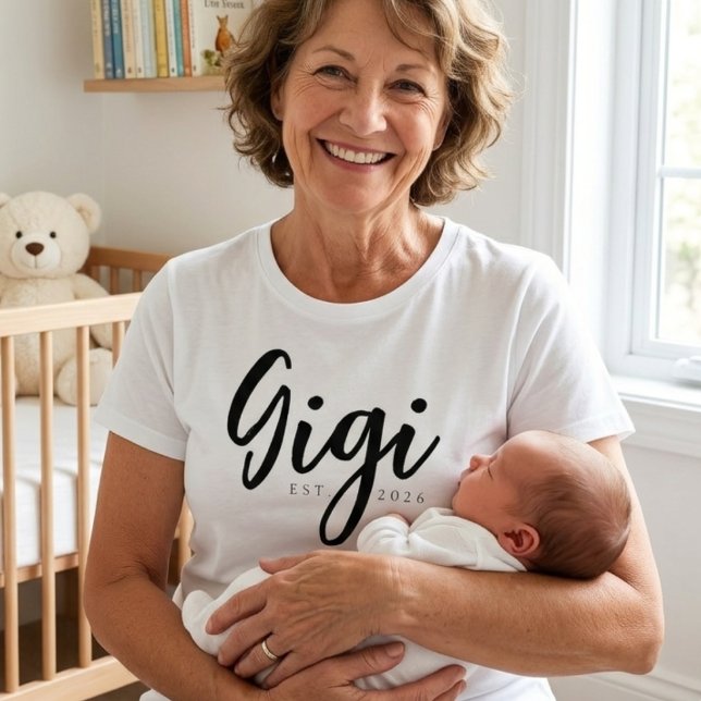 Camiseta Clássico Gigi EST Ano Script Simples Família (Criador carregado)
