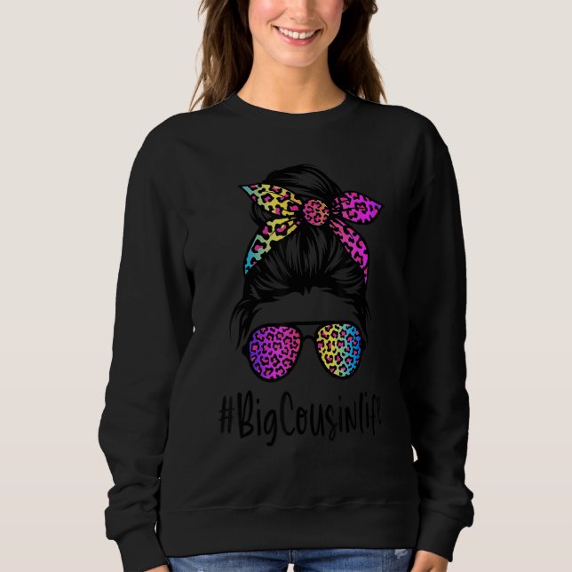 Camiseta Classy Big Cousin life Messy Bun Rainbow Leopard (Frente)