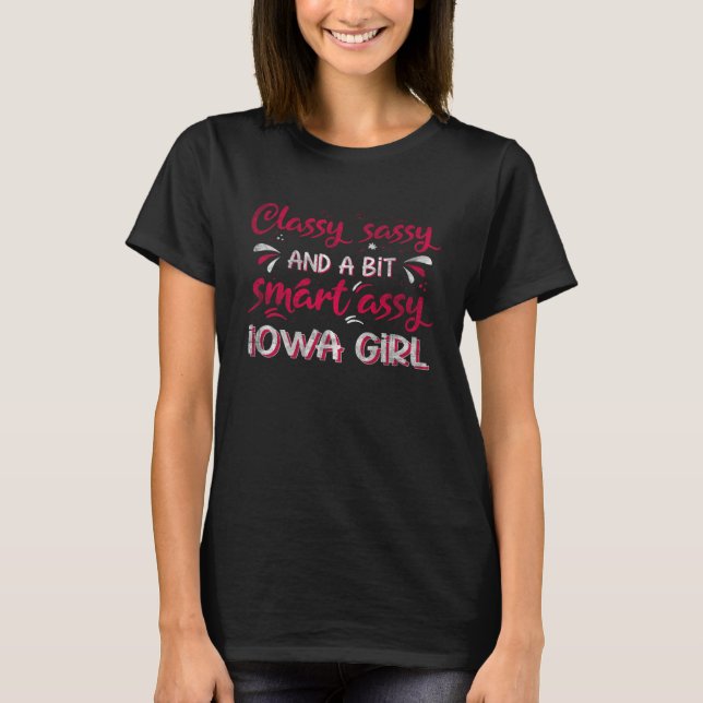 Camiseta Classy Sassi And A Bit Smart Assi Iowa Girl (Frente)