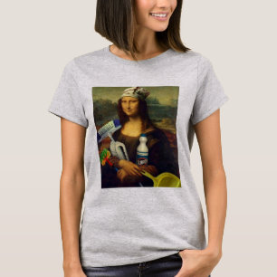 Camiseta Cleaner Mona Lisa segurando ferramentas de limpeza