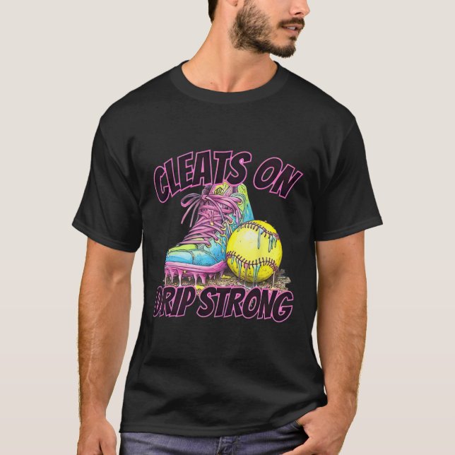 Camiseta Cleats On Drip Strong Softll Drip Softll Mom Retro (Frente)