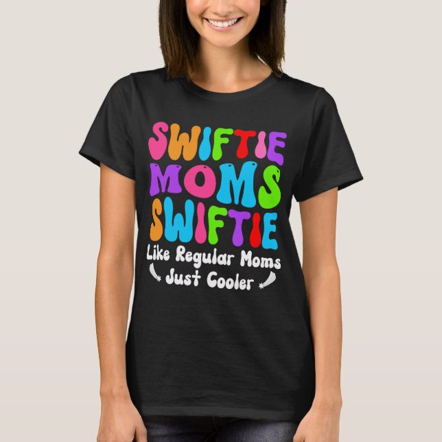 Camiseta Clube De Mães Swiftie Como A Mãe Normal Apenas Mai (Frente)