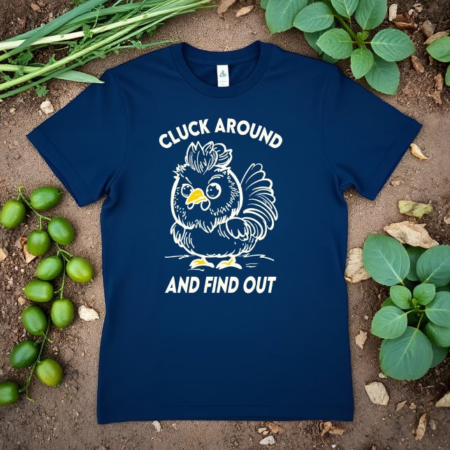 Camiseta Cluck Around and Find Out Funny Angry Chicken Meme (Bold, funny chicken tee with edgy humor perfect for fans of sarcastic dad jokes!)