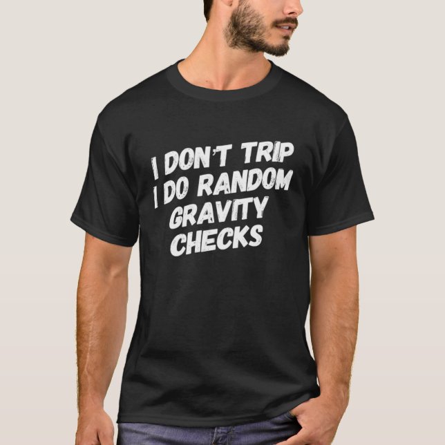 Camiseta Clumsy Sayings I Don t Trip I Do Random Gravity Ch (Frente)