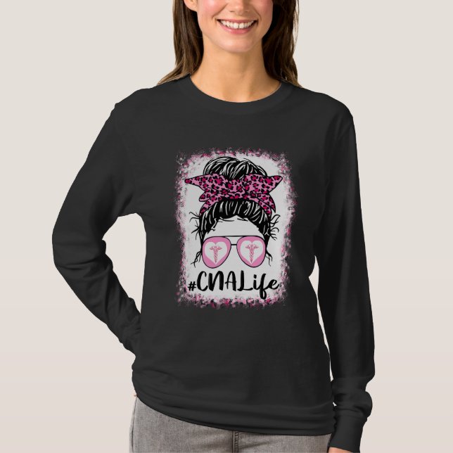 Camiseta Cna Life Messy Bun Pink Leopard Bleached Nurse D (Frente)