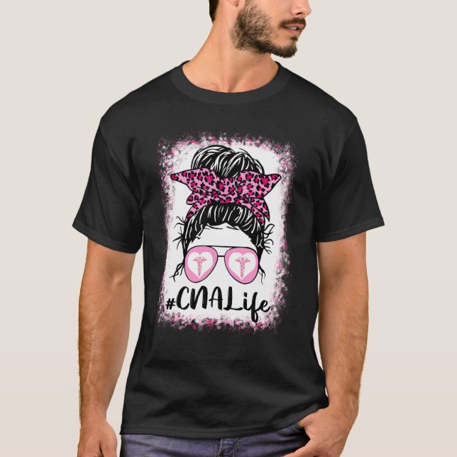Camiseta Cna Life Messy Bun Pink Leopard Bleached Nurse D (Frente)