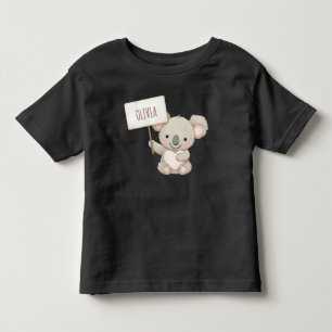 Camiseta Coala Fofa Segurando um Cartão de Nome