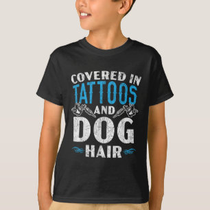 Camiseta Coberta Em Tatuagens E Tatuagem No Cabelo Do Cão P