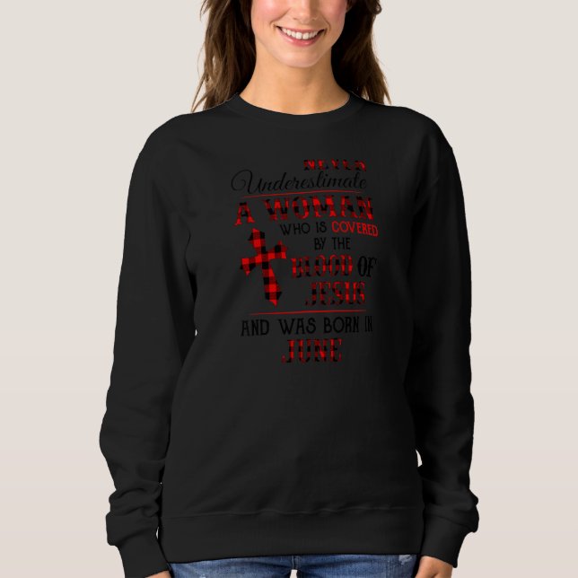 Camiseta Coberta Pelo Sangue De Jesus E Foi Nascer Em Junho (Frente)