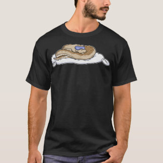 Camiseta Cobra dormindo com máscara de dormir no cobertor