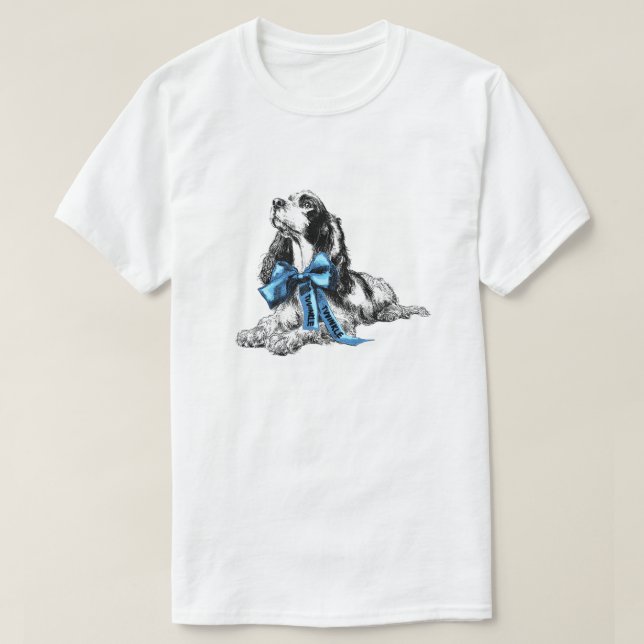 Camiseta Cocker Spaniel Dog with Blue Bow Hand-Drawn Sketch (Frente do Design)