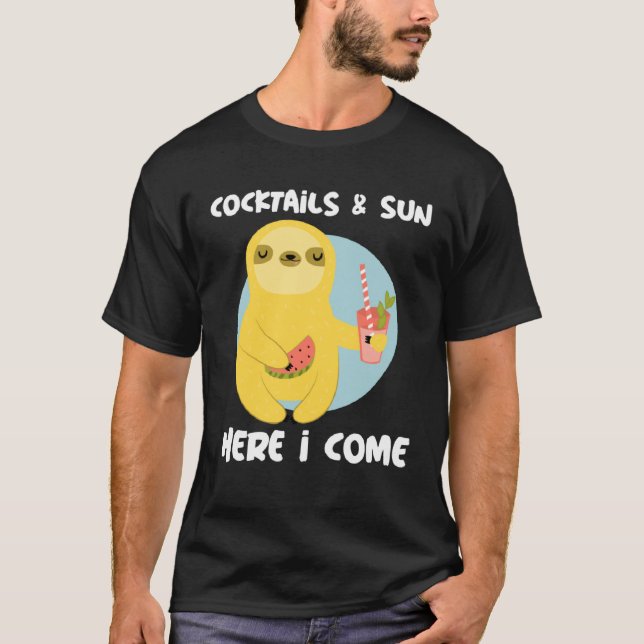Camiseta Cocktails and Sun Here I Come Sloth Summer Vacatio (Frente)