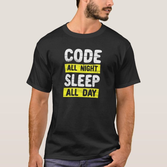Camiseta Código Durante A Noite Dormindo O Dia Todo (Frente)
