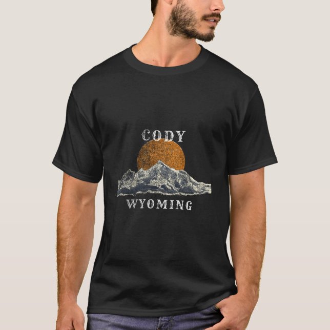 Camiseta Cody Wyoming com cenário de montanha (Frente)