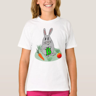 Camiseta Coelhinho com a letra B no gramado