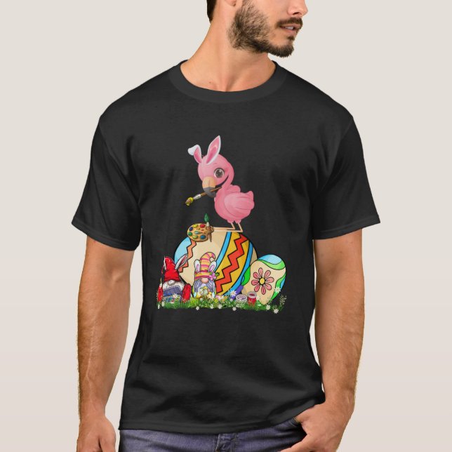Camiseta Coelhinho De Páscoa Flamingo Com Gnomos Pintando C (Frente)