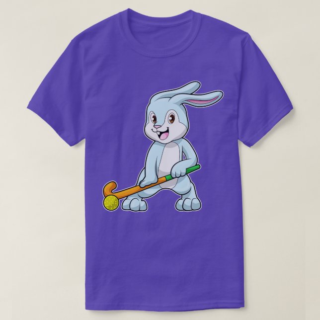 Camiseta Coelhinho no campo com bastão de hóquei (Frente do Design)