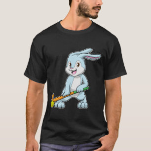 Camiseta Coelhinho no campo com bastão de hóquei