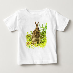 Camiseta Coelho Castanho em Camisa-Bebê de Grama Verde