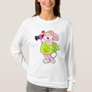 Camiseta Coelho como cabeleireiro com secador de cabelo