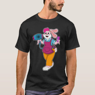 Camiseta Coelho como cabeleireiro com secador de cabelo e C