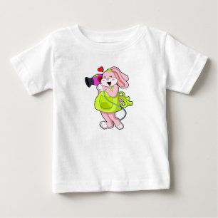 Camiseta Coelho como Cabelereiro com Secador de Cabelo