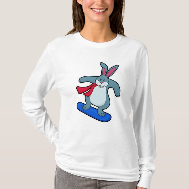 Camiseta Coelho como Snowboarder com Snowboard e Scarf (Frente)