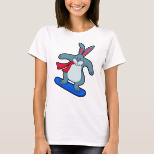 Camiseta Coelho como Snowboarder com Snowboard e Scarf