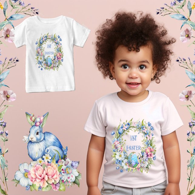 Camiseta Coelho de Grinalda Floral Azul com Flores Rosa 1º  (Blue Floral Wreath Rabbit Pink Flowers 1st Easter Baby T-Shirt)