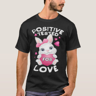 Camiseta Coelho dia de os namorados com coração cor-de-rosa