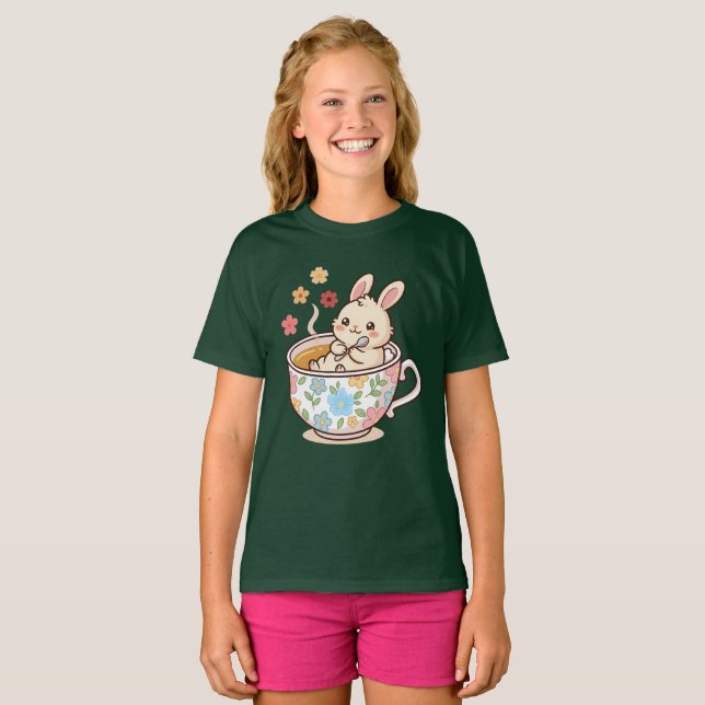 Camiseta Coelho Fofo Relaxando em Xícara de Chá Floral com  (Frente Completa)