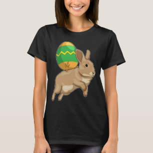 Camiseta Coelho Páscoa Montando ovo de Páscoa