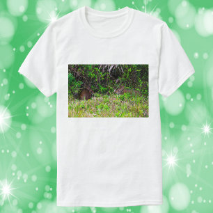 Camiseta Coelhos castanhos na fotografia de grama