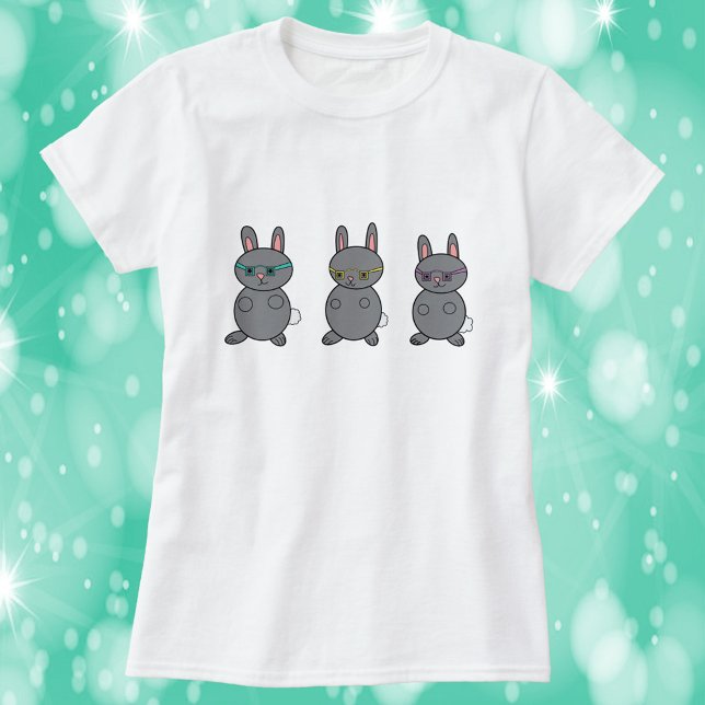 Camiseta Coelhos cinzas Vestindo Óculos (A shirt with three gray bunny rabbits wearing glasses)