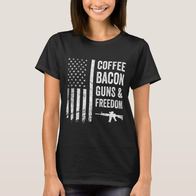 Camiseta Coffee Bacon Guns &amp; Dom - Bbq Grill Funny Gun  (Frente)